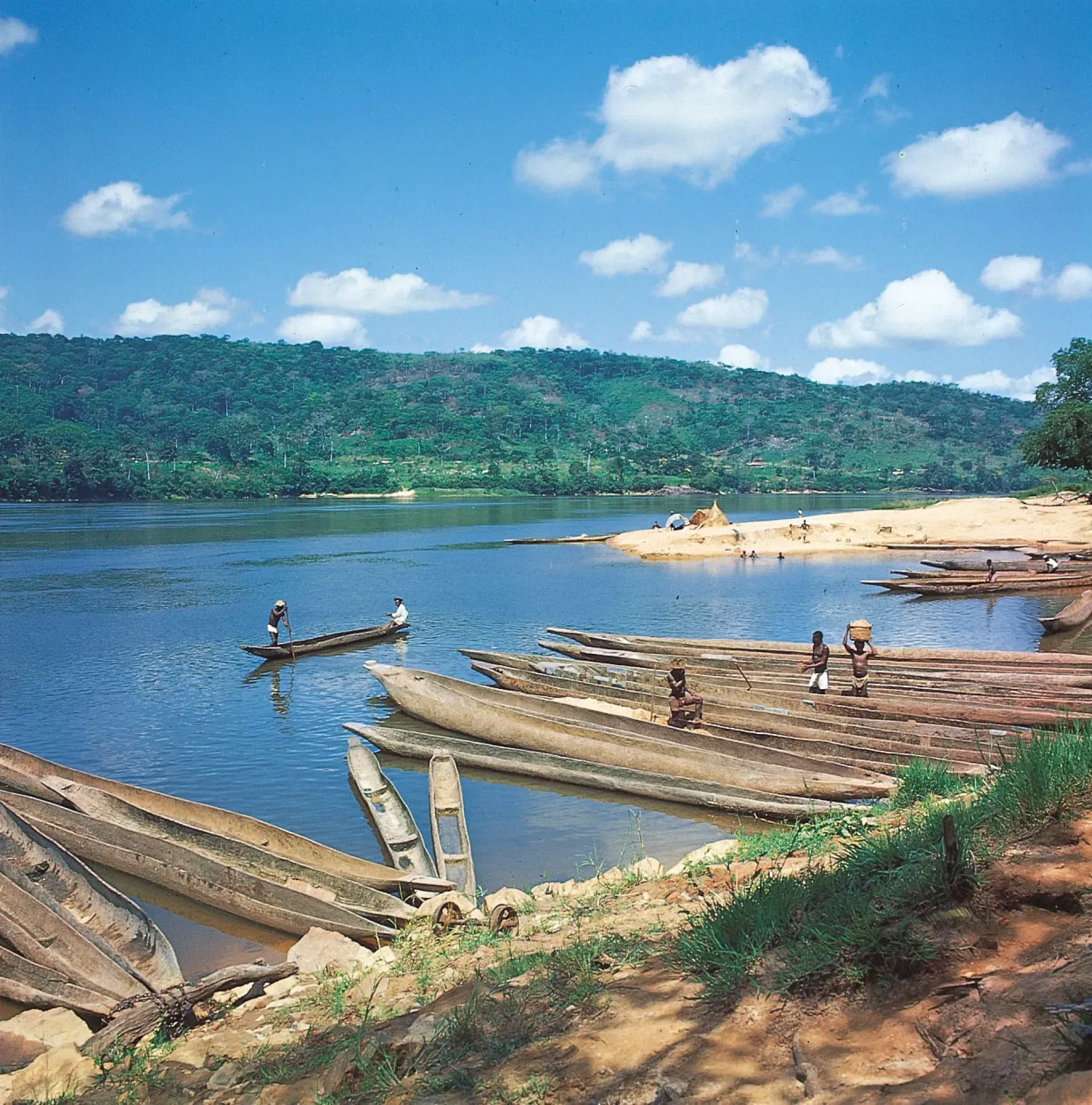 CAR_Boats-banks-Chari-River-Central-African-Republic